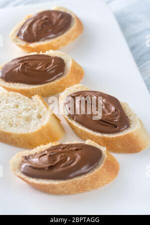 Scheiben Baguette mit Schokoladencreme Stockfoto