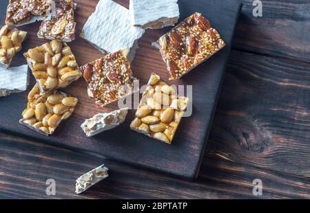 Scheiben turron auf das Holzbrett Stockfoto