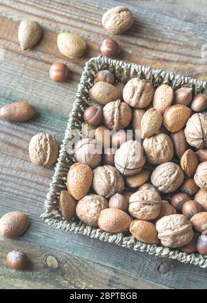 Sortiment von Muttern in den Korb Stockfoto