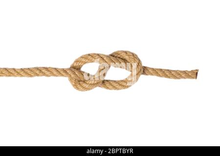 Seil isoliert. Makro der Figur acht Knoten oder Knoten aus zwei braunen Seilen auf weißem Hintergrund isoliert. Marine und Angler Knoten. Stockfoto