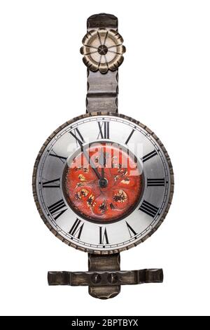 Wanduhr isoliert. Vintage metallic bunte Wanduhr isoliert auf einem weißen Hintergrund. Wanduhr zeigt an, dass es 5 Minuten bis 12 ist. Stockfoto