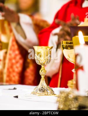 Weihe der heiligen Messe: Der Wein wird Blut Christi und der Host wird der Leib Christi ist auf dem Altar Stockfoto