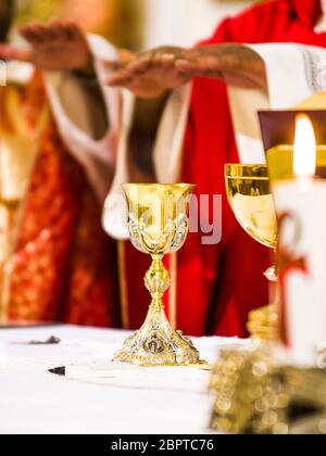 Weihe der heiligen Messe: Der Wein wird Blut Christi und der Host wird der Leib Christi ist auf dem Altar Stockfoto
