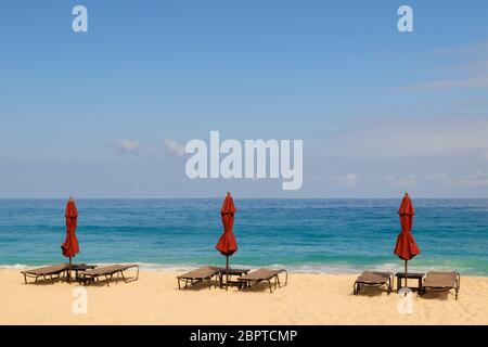 Rote Sonnenschirme an einem schönen Tag in Anguilla Stockfoto