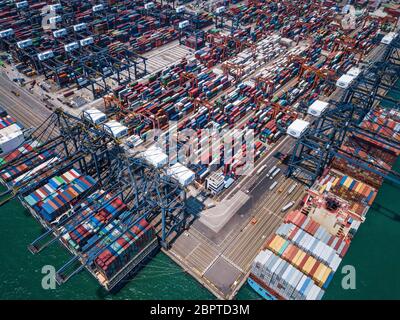 Kwai Tsing, Hongkong 02. Mai 2018:- Drone fliegt über den Containerterminalhafen in Hongkong Stockfoto