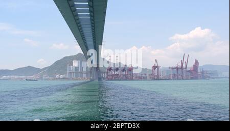 Kwai Tsing, Hong Kong, 02 May 2018:- Frachtschiff, das den Hafen und Kwai Tsing Container Terminal in Hong Kong passiert Stockfoto