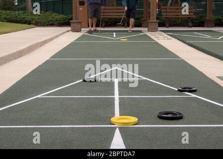 Ein Spiel mit Shuffleboard, das mit den Spielern am fernen Ende läuft Stockfoto