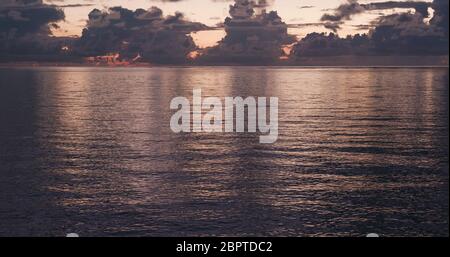 Sonnenaufgang und Meer auf der insel ishigaki in Japan Stockfoto