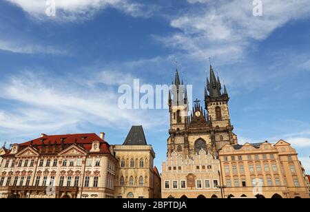 Niedrigen Winkel der historischen Altstadt und der Kathedrale Unserer Lieben Frau vor Tyn über klaren blauen Himmel, Prag, Tschechische Republik Stockfoto