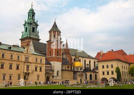 Vorderansicht des mittelalterlichen Kathedrale von Wawel Royal Castle, einer der beliebtesten touristischen Attraktionen und Sehenswürdigkeiten in Krakau, Polen Stockfoto