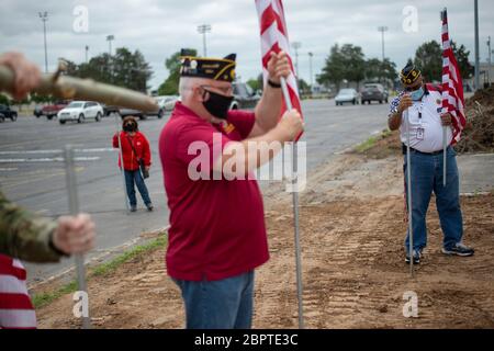 Manhattan, Kansas, USA. Mai 2020. Von links bauen Commander der American Legion Post 17, BARRY MAPLES und Adjutant der American Legion Post 17, MATT BURANY, Fahnenmasten und hängen amerikanische Flaggen am Dienstag gegenüber dem Ascension Via Christi Hospital auf. Der 190. Luftbetankungsflügel der Kansas Air National Guard flog um 13:13 Uhr über Manhattan, KS, um Gesundheitsarbeiter, Ersthelfer und andere Frontmitarbeiter im Kampf gegen COVID-19 zu begrüßen. Die Operation Kansas Strong startete in Emporia, KS, und flog über Manhattan, Lawrence und Topeka, KS. Kredit: Luke Townsend/ZUMA Wire/Alamy Live News Stockfoto