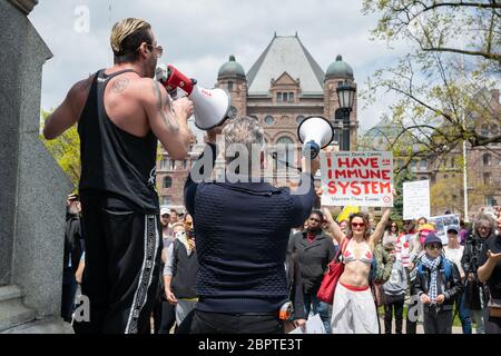 Die Demonstranten fordern ein Ende der COVID-19-Abschaltung bei der Ontario Legislative Assembly im Queen's Park in Toronto. Stockfoto