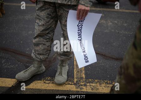 Manhattan, Kansas, USA. Mai 2020. Ein Soldat der Kansas Air National Guard hält am Dienstag ein Schild mit der Aufschrift #OperationKansasStrong gegenüber dem Ascension Via Christi Hospital. Der 190. Luftbetankungsflügel der Kansas Air National Guard flog um 13:13 Uhr über Manhattan, KS, um Gesundheitsarbeiter, Ersthelfer und andere Frontmitarbeiter im Kampf gegen COVID-19 zu begrüßen. Die Operation Kansas Strong startete in Emporia, KS, und flog über Manhattan, Lawrence und Topeka, KS. Kredit: Luke Townsend/ZUMA Wire/Alamy Live News Stockfoto