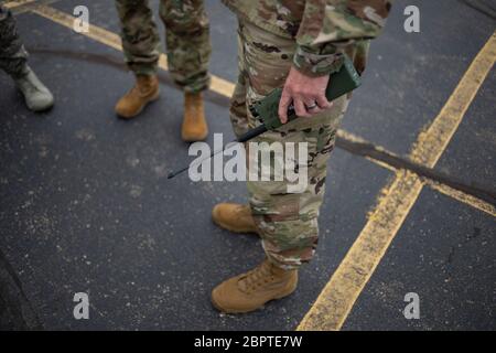 Manhattan, Kansas, USA. Mai 2020. Colonel JAMES WEHRLI hält am Dienstag auf dem Parkplatz des Bill Snyder Family Stadions gegenüber dem Ascension Via Christi Hospital ein Handfunkgerät, das zur Kommunikation mit dem Flugzeug verwendet wird. Der 190. Luftbetankungsflügel der Kansas Air National Guard flog um 13:13 Uhr über Manhattan, KS, um Gesundheitsarbeiter, Ersthelfer und andere Frontmitarbeiter im Kampf gegen COVID-19 zu begrüßen. Die Operation Kansas Strong startete in Emporia, KS, und flog über Manhattan, Lawrence und Topeka, KS. Kredit: Luke Townsend/ZUMA Wire/Alamy Live News Stockfoto
