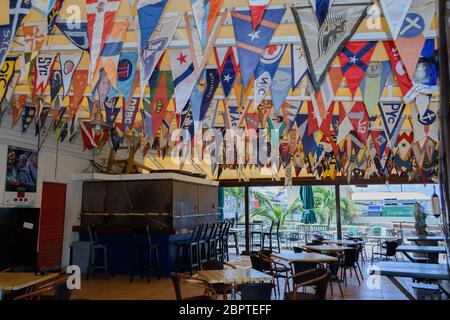 Mai 2020 - normalerweise ist es voll, die Fensterläden sind unten in der Sint Maarten Yacht Club Bar & Restaurant, während es wegen der Covid-19 Pandemie geschlossen ist Stockfoto