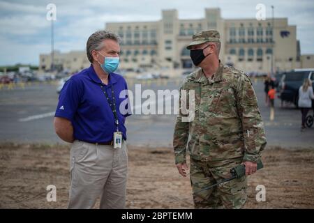 Manhattan, Kansas, USA. Mai 2020. Von links spricht der Präsident des Ascension Via Christi Hospital, BOB COPPLE, mit Oberst JAMES WEHRLI, auf dem Parkplatz des Bill Snyder Family Stadions vor der Operation Kansas Starküberführung am Dienstag. Der 190. Luftbetankungsflügel der Kansas Air National Guard flog um 13:13 Uhr über Manhattan, KS, um Gesundheitsarbeiter, Ersthelfer und andere Frontmitarbeiter im Kampf gegen COVID-19 zu begrüßen. Die Operation Kansas Strong startete in Emporia, KS, und flog über Manhattan, Lawrence und Topeka, KS. Kredit: Luke Townsend/ZUMA Wire/Alamy Live News Stockfoto