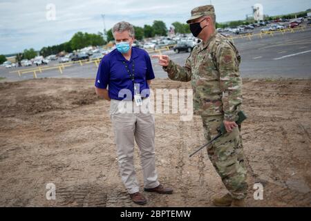 Manhattan, Kansas, USA. Mai 2020. Von links spricht der Präsident des Ascension Via Christi Hospital, BOB COPPLE, mit Oberst JAMES WEHRLI, auf dem Parkplatz des Bill Snyder Family Stadions vor der Operation Kansas Starküberführung am Dienstag. Der 190. Luftbetankungsflügel der Kansas Air National Guard flog um 13:13 Uhr über Manhattan, KS, um Gesundheitsarbeiter, Ersthelfer und andere Frontmitarbeiter im Kampf gegen COVID-19 zu begrüßen. Die Operation Kansas Strong startete in Emporia, KS, und flog über Manhattan, Lawrence und Topeka, KS. Kredit: Luke Townsend/ZUMA Wire/Alamy Live News Stockfoto