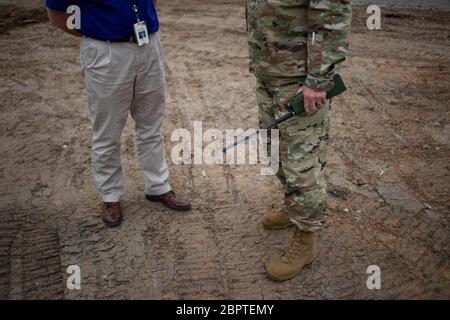 Manhattan, Kansas, USA. Mai 2020. Von links, Präsident des Ascension Via Christi Hospital, BOB COPPLE, steht neben Colonel JAMES WEHRLI, auf dem Parkplatz des Bill Snyder Family Stadium vor der Operation Kansas starke Überführung am Dienstag. Der 190. Luftbetankungsflügel der Kansas Air National Guard flog um 13:13 Uhr über Manhattan, KS, um Gesundheitsarbeiter, Ersthelfer und andere Frontmitarbeiter im Kampf gegen COVID-19 zu begrüßen. Die Operation Kansas Strong startete in Emporia, KS, und flog über Manhattan, Lawrence und Topeka, KS. Kredit: Luke Townsend/ZUMA Wire/Alamy Live News Stockfoto