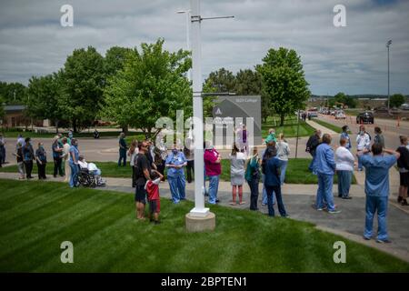 Manhattan, Kansas, USA. Mai 2020. Die Beschäftigten des Gesundheitswesens von Ascension Via Christi Hospical Linie den Bürgersteig, um die Operation Kansas starke Überflug am Dienstag zu sehen. Der 190. Luftbetankungsflügel der Kansas Air National Guard flog um 13:13 Uhr über Manhattan, KS, um Gesundheitsarbeiter, Ersthelfer und andere Frontmitarbeiter im Kampf gegen COVID-19 zu begrüßen. Die Operation Kansas Strong startete in Emporia, KS, und flog über Manhattan, Lawrence und Topeka, KS. Kredit: Luke Townsend/ZUMA Wire/Alamy Live News Stockfoto
