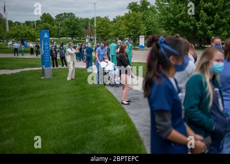 Manhattan, Kansas, USA. Mai 2020. Die Beschäftigten des Gesundheitswesens von Ascension Via Christi Hospical Linie den Bürgersteig, um die Operation Kansas starke Überflug am Dienstag zu sehen. Der 190. Luftbetankungsflügel der Kansas Air National Guard flog um 13:13 Uhr über Manhattan, KS, um Gesundheitsarbeiter, Ersthelfer und andere Frontmitarbeiter im Kampf gegen COVID-19 zu begrüßen. Die Operation Kansas Strong startete in Emporia, KS, und flog über Manhattan, Lawrence und Topeka, KS. Kredit: Luke Townsend/ZUMA Wire/Alamy Live News Stockfoto