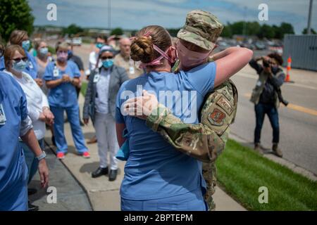 Manhattan, Kansas, USA. Mai 2020. Senior Master Sergeant WALLY BRANNNEN umarmt am Dienstag einen Mitarbeiter im Gesundheitswesen vor dem Ascension Via Christi Hospital. Der 190. Luftbetankungsflügel der Kansas Air National Guard flog um 13:13 Uhr über Manhattan, KS, um Gesundheitsarbeiter, Ersthelfer und andere Frontmitarbeiter im Kampf gegen COVID-19 zu begrüßen. Die Operation Kansas Strong startete in Emporia, KS, und flog über Manhattan, Lawrence und Topeka, KS. Kredit: Luke Townsend/ZUMA Wire/Alamy Live News Stockfoto
