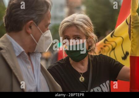 Madrid, Spanien.19. Mai 2020. Mehrere hundert Menschen haben den zentralen Paseo de la Habana in Madrid abgeschnitten, um gegen die Regierung Pedro Sánchez vorzugehen. Viele der Demonstranten trugen Masken und einige sogar Handschuhe, aber angesichts der Menschenmenge war es unmöglich, die vom Gesundheitsministerium empfohlene soziale Distanz zu respektieren, um die Ausbreitung der Pandemie zu verhindern. Alberto Sibaja Ramírez/Alamy Live News Stockfoto