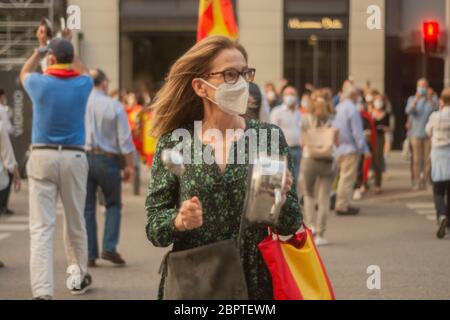 Madrid, Spanien.19. Mai 2020. Mehrere hundert Menschen haben den zentralen Paseo de la Habana in Madrid abgeschnitten, um gegen die Regierung Pedro Sánchez vorzugehen. Viele der Demonstranten trugen Masken und einige sogar Handschuhe, aber angesichts der Menschenmenge war es unmöglich, die vom Gesundheitsministerium empfohlene soziale Distanz zu respektieren, um die Ausbreitung der Pandemie zu verhindern. Alberto Sibaja Ramírez/Alamy Live News Stockfoto