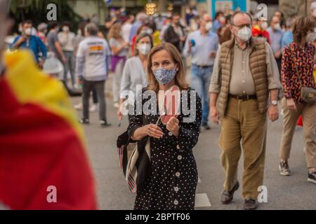 Madrid, Spanien.19. Mai 2020. Mehrere hundert Menschen haben den zentralen Paseo de la Habana in Madrid abgeschnitten, um gegen die Regierung Pedro Sánchez vorzugehen. Viele der Demonstranten trugen Masken und einige sogar Handschuhe, aber angesichts der Menschenmenge war es unmöglich, die vom Gesundheitsministerium empfohlene soziale Distanz zu respektieren, um die Ausbreitung der Pandemie zu verhindern. Alberto Sibaja Ramírez/Alamy Live News Stockfoto