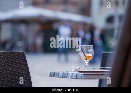 Roma, Italien. Mai 2020. Leeres Glas auf einem Tisch in Campo dei Fiori in RomEinige Restaurants im Zentrum Roms haben nach dem Dekret der italienischen Regierung wieder eröffnet. Einige begannen auch einen Aperitif zu machen. (Foto von Matteo Nardone/Pacific Press) Quelle: Pacific Press Agency/Alamy Live News Stockfoto