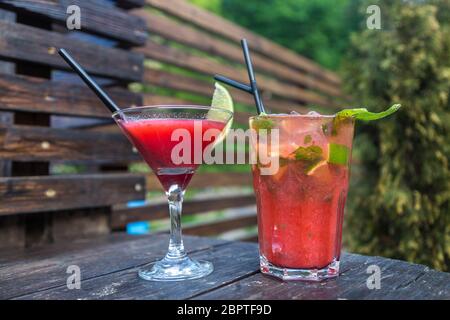 Rote Erdbeere mit Limette und Minze. Ein frischer Sommer alkoholfreie Obst und Beerencocktails. Stockfoto