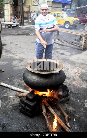 Indien. Mai 2019. Kochen Sie Essen für Bettler, die auf der Straße waren, in der Nähe Tipu Sultan Moschee in Kalkutta. (Foto von Anubrata Mondal/Pacific Press) Quelle: Pacific Press Agency/Alamy Live News Stockfoto