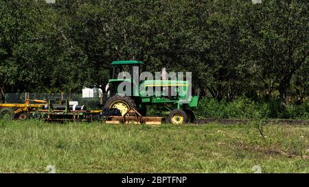 Grüner Traktor auf dem Bauernhof Stockfoto
