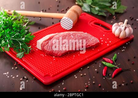 Rohes Fleischauswahl auf Holzbrett Stockfoto