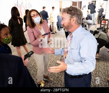 US-Senator Rand Paul (R-KY) spricht mit den Medien in der Nähe der Republikanischen Senat Caucus Leadership Pressekonferenz. Stockfoto