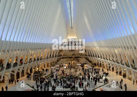 Menschenmassen kaufen während der Weihnachtszeit in New York, USA, in der Westfield World Trade Center Shopping Mall im World Trade Center Complex in Manhattan ein Stockfoto