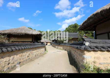 Koreanische traditionelle Dorf und Steinmauer Straße. Mooseom Folk Village, Youngju, Südkorea Stockfoto