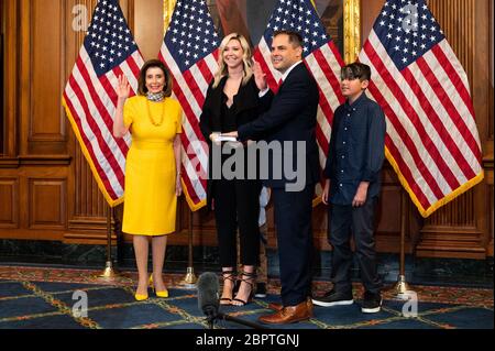 House Speaker Nancy Pelosi (D-CA) feierlich Vereidigung in US-Vertreter Mike Garcia (R-CA) während einer feierlichen Vereidigung von Mitgliedern des US-Repräsentantenhauses. Stockfoto