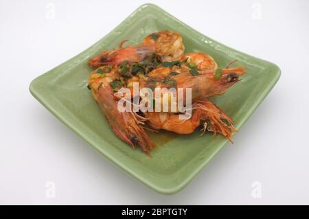 Gebratene Garnelen mit Knoblauch auf weißem Hintergrund Stockfoto