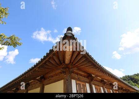 Koreanisches traditionelles Hausdach und blauer Himmel. Stockfoto