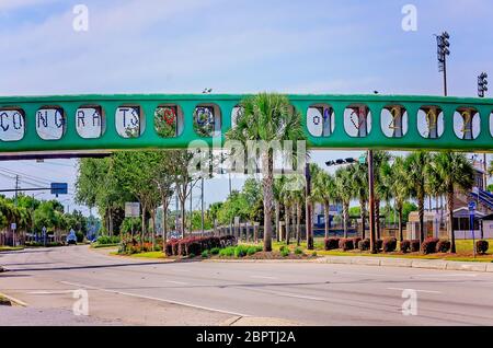 Die Gulf Breeze High School Überführung über Highway 98 ist mit einem "Congrats Class of 2020" Schild, 16. Mai 2020, in Gulf Breeze, Florida dekoriert. Stockfoto