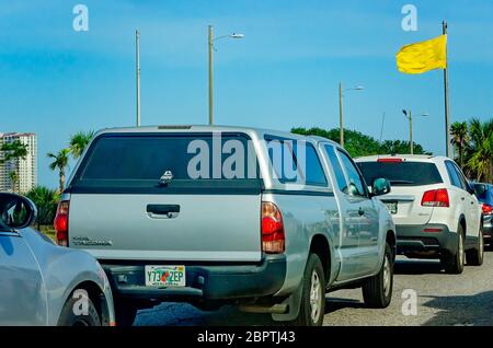 Verkehr kommt in Pensacola Beach, 16. Mai 2020, in Gulf Breeze, Florida. Der Strand wurde vor kurzem wieder eröffnet, nachdem er für COVID-19 geschlossen war. Stockfoto