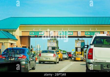 Verkehr tritt in die Pensacola Beach Bridge Mautstelle, 16. Mai 2020, in Gulf Breeze, Florida. Der Strand wurde vor kurzem nach Schließung für COVID-19 wieder eröffnet. Stockfoto