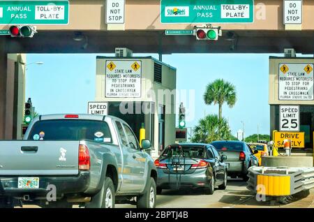 Verkehr tritt in die Pensacola Beach Bridge Mautstelle, 16. Mai 2020, in Gulf Breeze, Florida. Der Strand wurde vor kurzem nach Schließung für COVID-19 wieder eröffnet. Stockfoto