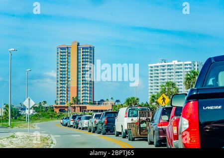 Verkehr kommt in Pensacola Beach, 16. Mai 2020, in Gulf Breeze, Florida. Der Strand wurde vor kurzem wieder eröffnet, nachdem er wegen der COVID-19-Pandemie geschlossen wurde. Stockfoto