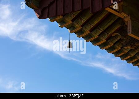 Koreanisches traditionelles Tempeldach und blauer Himmel Stockfoto