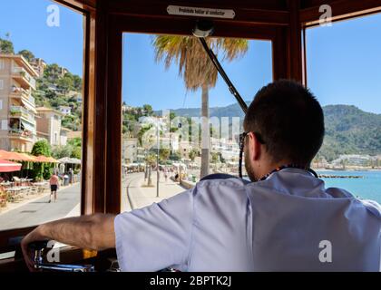 Mallorca, Spanien 18. Juni 2019 - der Blick vom Fahrersitz auf die antike Straßenbahn in Port de Soller, einem beliebten Touristenziel an der Küste Stockfoto