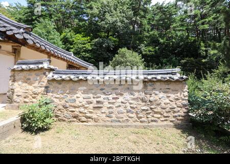 Steinmauer des koreanischen traditionellen Hauses. Stockfoto
