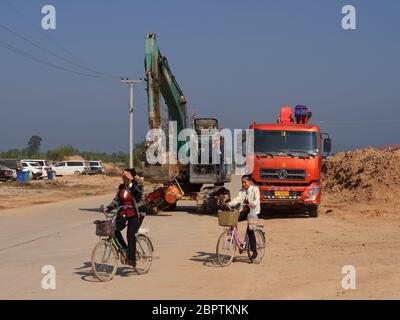 Chinesische Lastwagen liefern Waren in der Sonderwirtschaftszone des Goldenen Dreiecks in Laos Stockfoto