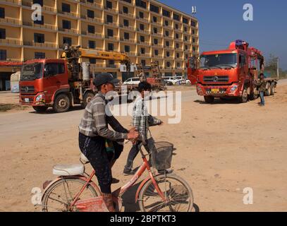 Chinesische Lastwagen liefern Waren in der Sonderwirtschaftszone des Goldenen Dreiecks in Laos Stockfoto