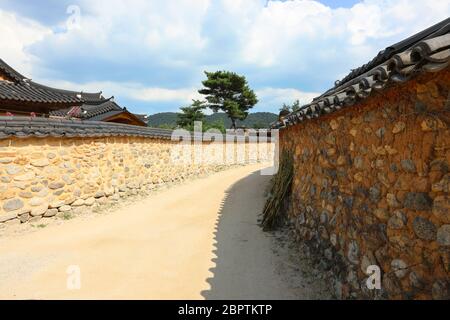 Die schönen Kurven der koreanischen traditionellen Mauer. Stockfoto